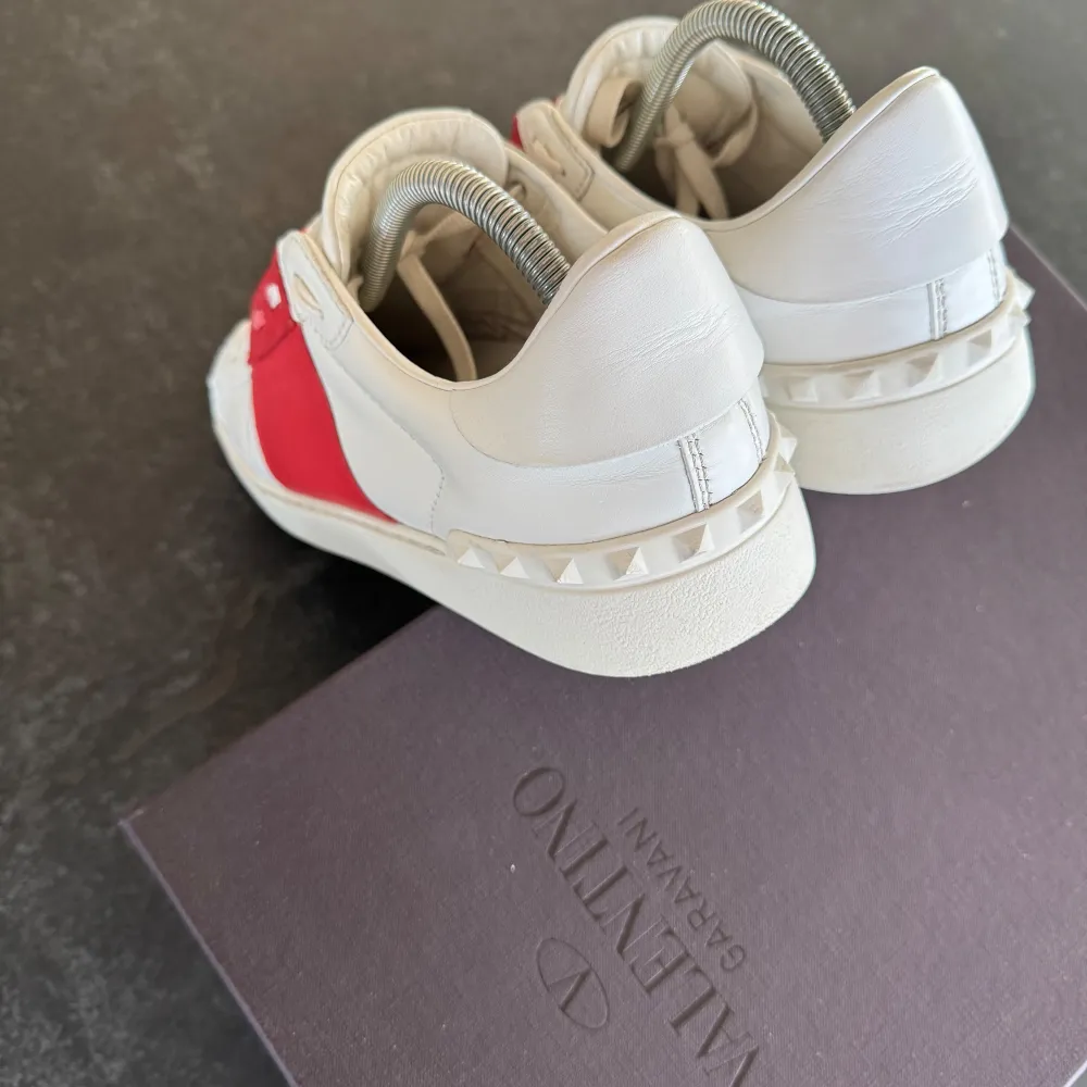 Valentino Open sneakers | Utmärkt skick | Sitter 0,5 storlek större | Nypris: 6499 kr | Ingår: Valentino dustbag | Frakt spårbart via Postnord eller Instabox, där köparen betalar | Tveka inte att höra av dig vid frågor📩. Skor.