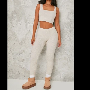 stickat set petite  - Säljer detta otroligt snygga och mysiga sett, aldrig använd nyköpt precis😍💕Setet är i petite, både topp och byxa medkommer och båda är i XS, passar även S skulle jag säga