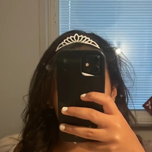 Super fin Tiara oanvänd  - Jätte fin tiara helt oanvänd och i super skick!💛bra att ha om man kanske ska klä ut sig till halloween insparkar.