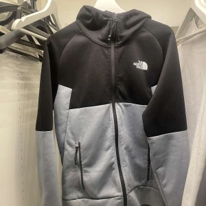 The North Face Hoodie  - Gråblå ”The North Face” Hoodie skick 8/10 i storlek S (byxorna till hoodien finns i min Plick profil) inga skador/defekter, nypris 899:- mitt pris 439:-