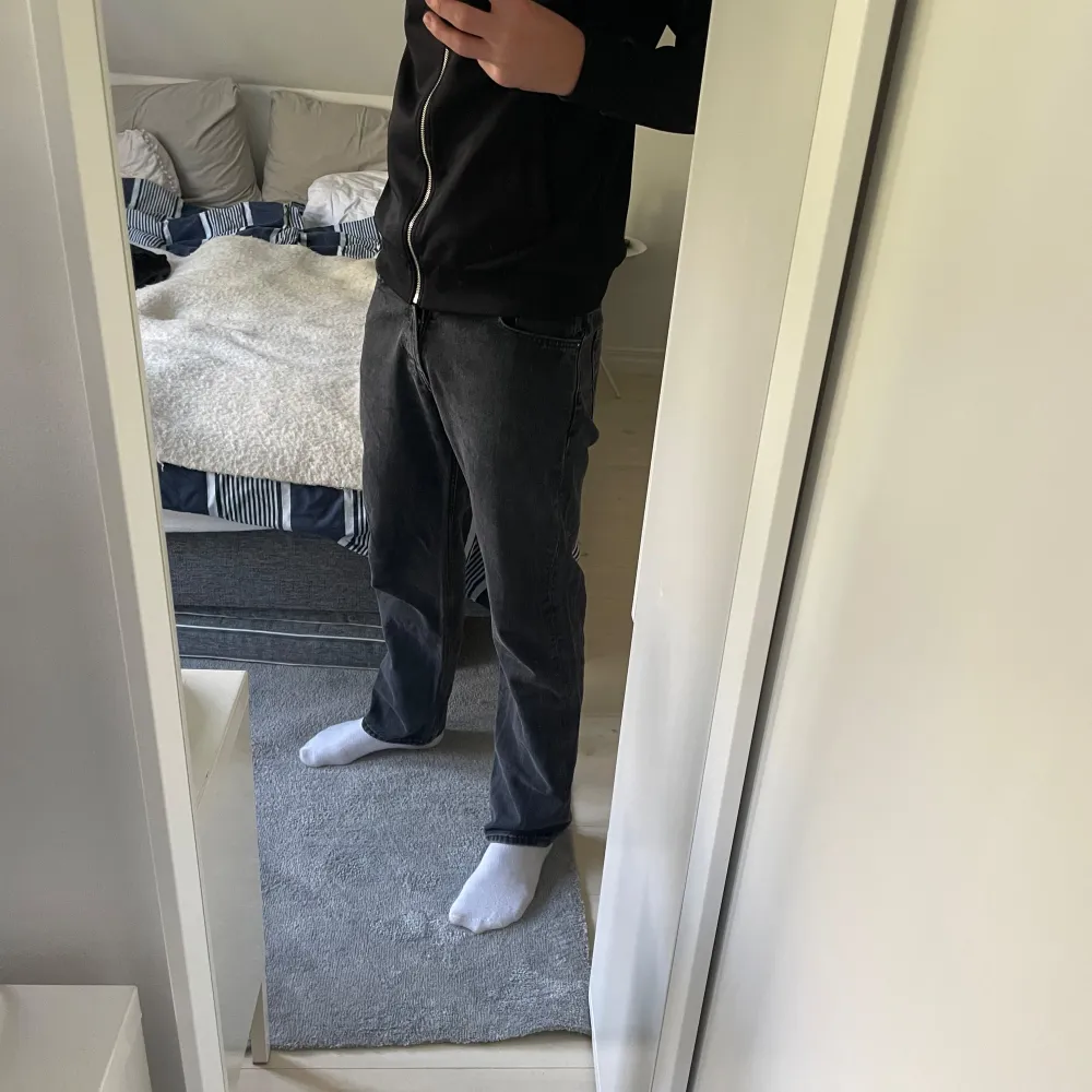 Snygga weekday jeans i färgen grå svart. Bra skick, inga skador osv. . Jeans & Byxor.