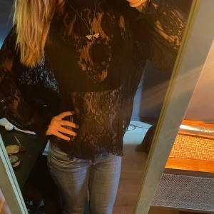 Svart spets blus  - Svart spets blus ifrån märket reserved. Finns inga defekter och är i storlek 36/S