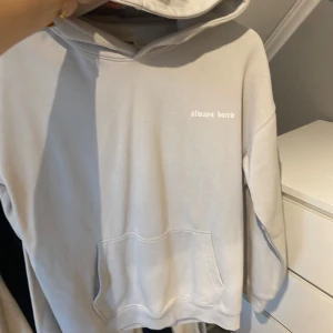 Hoddie - Hoddie som ja inte använder längre, storlek M och sitter bra på mig som är 172. Hoddien är i fint skick och  använder inte då jag bytt stil Nypris 340