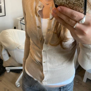 Kofta - Säljer en beige kofta i bra skick, inga defekter! Kontakta mig vid frågor 🫶🏽🍁🩷