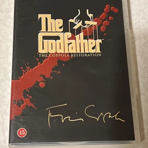 The Godfather: The Coppola Restoration DVD Box Set - Säljer en DVD-box med The Godfather: The Coppola Restoration. Boxen innehåller alla tre filmerna i serien samt extra material. Perfekt för filmälskare som vill ha en klassisk maffiaepos i sin samling. Skivorna är i bra skick och kommer i ett snyggt fodral med ikonisk design.säljs för 50