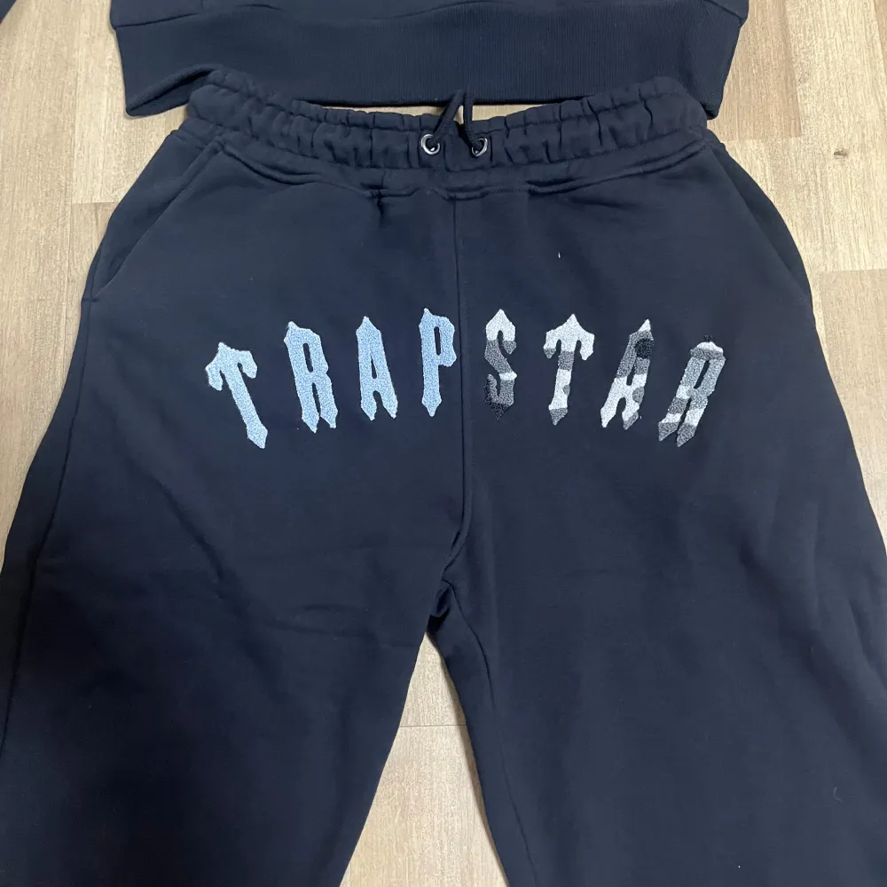 Helt ny och oanvänd Trapstar dress. Sälja pågrund av att den it passar mig. Hoodies.