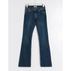 Bootcut jeans låg midja, gina tricot stl 32 - Oanvända jeans från gina tricot, bootcut och låg midja, mörk tvätt. Säljer för att dem är för små för mig. 99% bomull och 1% elestan.