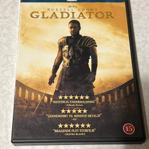 Säljer en Collector's Edition DVD av filmen Gladiator med Russell Crowe. Omslaget är i guld och svart med en bild av huvudkaraktären i rustning. Innehåller specialfunktioner som regissörens kommentarer. Perfekt för filmälskare som vill ha en episk berättelse om mod och hämnd. Säljs för 50