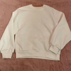 Vit tröja - En vit tröja från Gina Tricot i storlek XS.  Använd ca 2gånger, men har 2 små fläckar (se bild).