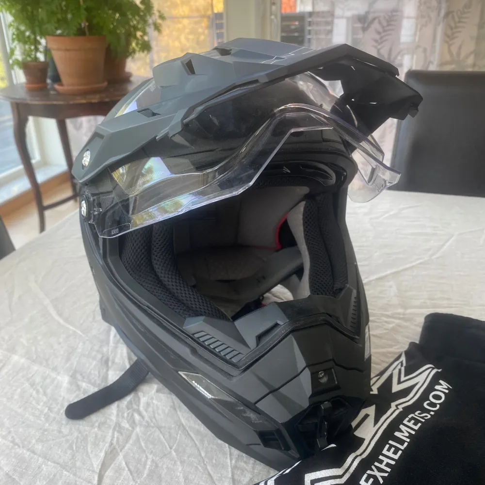 FX-41 DS hjälm från Afx helmets. Storlek M. Inköpt för 1900kr för ca 4 år sedan. Använd endast två gånger eftersom jag aldrig skaffade moped. Har inte ramlat med den och inga skador finns på hjälmen.  För mer information se bilaga 5 :). Övrigt.