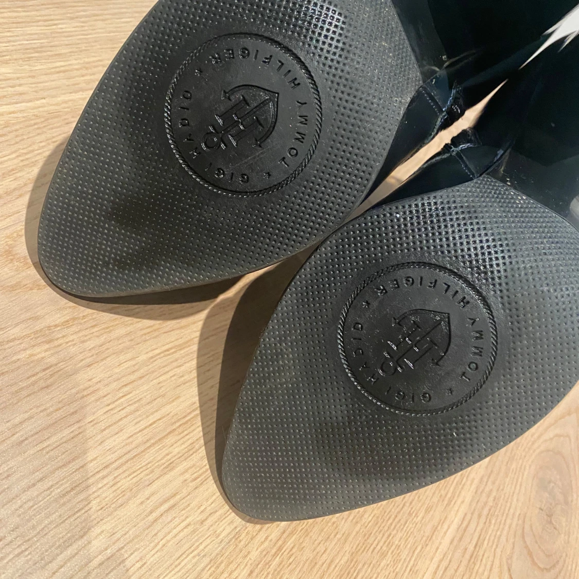 Svarta boots från Gigi Hadid X Tommy Hilfiger - 93