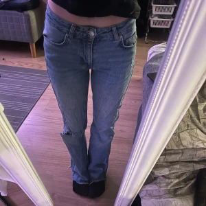 Flare jeans - Ganska bra skick, sann i storleken. Hålet var så när jag köpte dom. Klippta nertill, jag är ca 167cm som preferens.