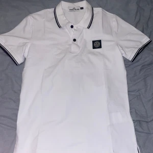 Stone Island Piké - Fick i present och använd tre gånger men den är för lite för liten för mig… Skriv gärna om ni undrar något mer🙃