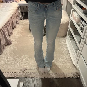Ljusblå jeans från Diesel - Säljer mina sjukt snygga diesel jeans som jag köpte i somras i deras butik på biblioteksgatan, de är använda max 3 gånger, W 25! Jag är 162 cm för referens💞 Nypris är 2600kr och kan gå ner för snabb affär!