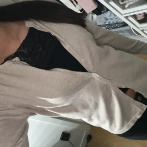 Beige kofta - Jättefin kofta fårn saint tropez, använt 2-3 ggr och är i princip nyskick. Köpte för 400kr❣️pris kan såklart diskuteras💕