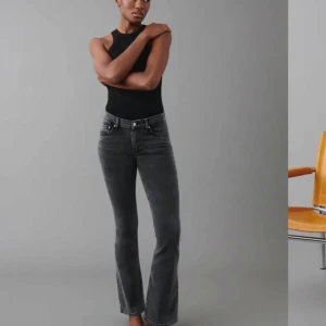 Jeans - Superfina bootcut jeans från Gina tricot! Jättebra skick men möjligtvis lite urtvättade (se bild 3 & 4) Midjemått rakt över: 32 (med stretch 5 cm större) Innerbenslängden: Ca. 75cm, köpte för 499kr och säljer för 300kr, men är öppen för prisförslag🩷