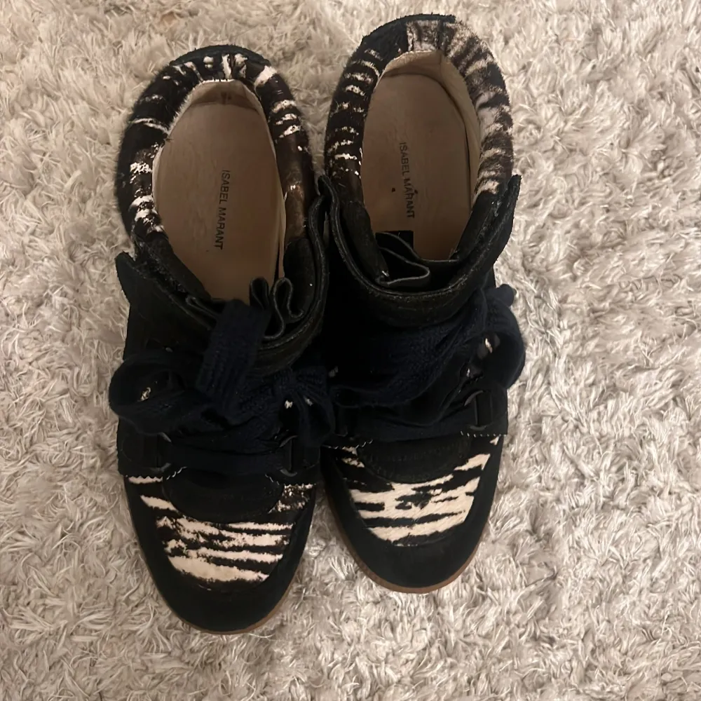 Snygga svarta sneakers från Isabel Marant med coolt zebra mönster, Har knappt andvändt dem🩷 skitsnygga och trendiga! Kostar igentligen 4519 men säljer de för 2500. Skor.