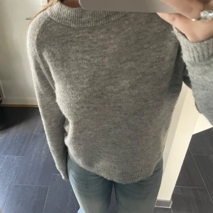 Stickad tröja Vero Moda - superfin grå stickad tröja från Vero Moda i storlek s. det är modellen som heter VMFILUCA på hemsidan. skicket är helt okej den är lite nopprig men fortfarande supermjuk. passar perfekt till höst och vinter. ☕️🧸🍂