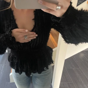 Volangblus NA-KD - superfin svart volangblus med fransar från NA-KD i storlek 34, toppen skick då den är använd en gång. perfekt till festligare tillfällen. 💕💕💕
