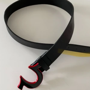 True religion bälte - Väldigt bra skick nästan aldrig använd           100 cm lång       Köpt för 500 i true religion butik i usa       Svart med röd detalj                         Skriv om du har några frågor   Pris kan diskuteras 