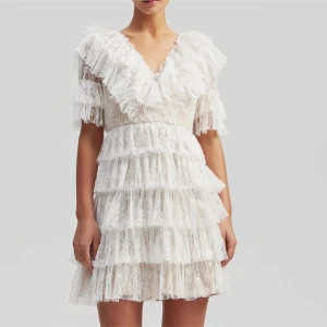 By malina, Vit spetsklänning med volanger - Superfin vit klänning i spets med volanger och v-ringad hals. Perfekt för sommarens fester eller studentfirande. Den har korta ärmar och en luftig passform, Klänningen är kort och passar perfekt för varma dagar, storlek S