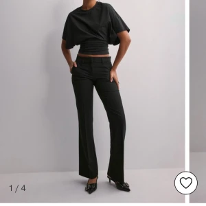 Svarta kostymbyxor - Snygga lågmidjade utsvängda kostym från Nelly. Jättesköna och passar till allt. 