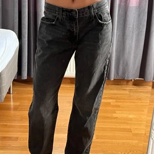 Levis jeans - Jeans från levis!! Straight fit. Jag brukar ha 36 i jeans o dessa sitter fint oversized på mig. Är 174 cm