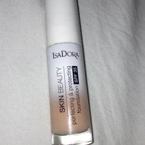 Isadora smink🩷 - Säljer Isadora smink🩷 Går inte att köpa enskilda🩷 Foundationen är bara använd några gånger och ögonskuggan är bara lite använd på en av färgerna🩷