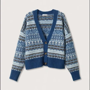 Vacker blå stickad kofta - Otroligt fin och mysig mönsterstickad kofta från mango. Färgerna är mörkt marinblå, ljusblå, vit och mörkbrun. Perfekt till vintern! Jättefint skick! Lite nopprig (bild 5) men syns knappt mot mönstret. Första bilden lånad. Nypris 49,99£ ≈690sek