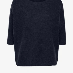 STICKAD TREKVARTSÄRMAD TRÖJA❤️❤️🥰🥰 - Säljer en stilren och bekväm mörkblå stickad tröja. Perfekt för kyliga dagar med sin mjuka och varma känsla. Tröjan har trekvartsärmar och en avslappnad passform. Passar både till vardags och lite finare tillfällen❤️❤️ NYPRIS 700kr SÄLJER FÖR 500!! Buda gärna!! DEN ÄR I VÄLDIGT FINT SKICK!❤️❤️😇🥰🥰🥰 