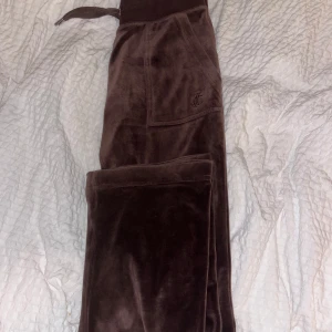 Juicy Couture Byxor - Jätte fina Juicy Couture byxor! Säljer då de är för små för mig! Köpta på Nelly för 1200 kr nypris. Inga defekter och är som nya! Priset kan diskuteras.