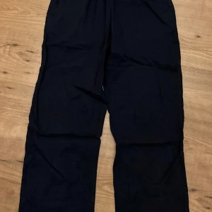 Marinblå linnebyxor  - Marinblå linnebyxor från Cubus. Använda få gång och i mycket bra skick