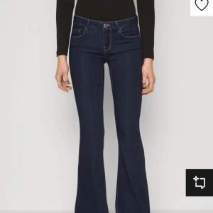 Mörkblå bootcut jeans - Säljer ett par snygga mörkblå bootcut jeans i storlek Xs/30, sitter perfekt på mig som är 165 ( ganska stretchiga ). De är lågmidjade och i en fin mörkblå färg. Perfekta för både vardag och fest! 🥳💕 helt slutsålda ifrån only 