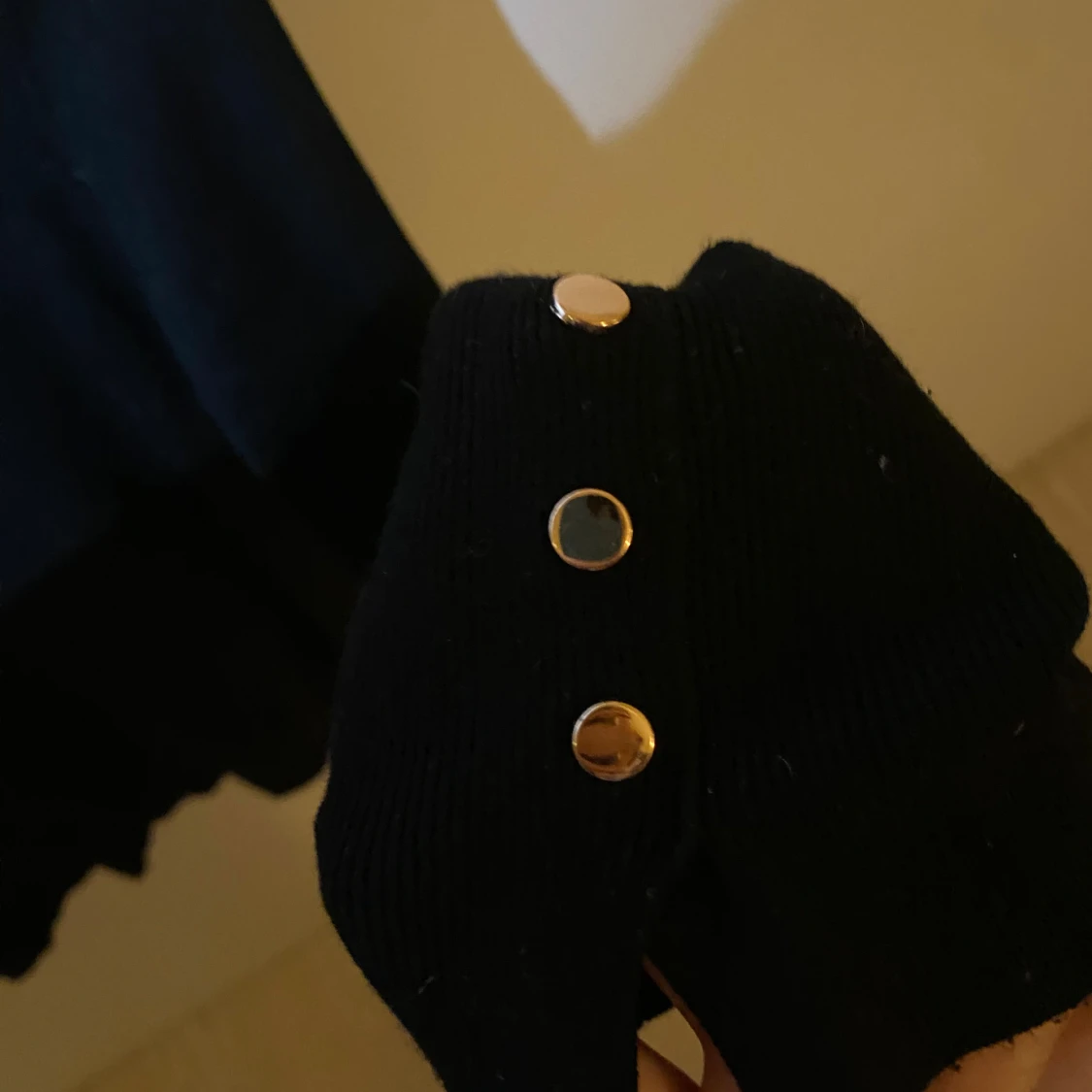 SVART STICKAD MED GULDKNAPPAR  - 91