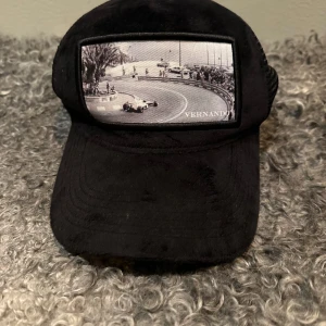 Vernando velvet keps - Hej! Säljer den här asfeta velvet kepsen från Vernando med ett asfett tryck som är riktigt stiligt. Kepsen är onesize så passar nog dom flesta med normalstort huvud. Finns inga som helst defekter och har bara andvänts ett fåtal gånger. Nypris 500kr mitt pris 200kr!