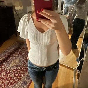 söt topp ifrån only💕 - Säljer denna super fina toppen/blusen ifrån Only i storlek S💞Den är i bra skick och bara använd fåtal gånger! Hör gärna av dig vid funderingar eller för fler bilder😇