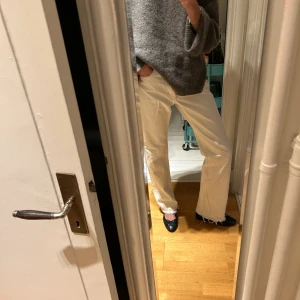 Vita jeans byxor  - Säljer dessa vita långa sjukt coola jeansen, benvit. Är 180cm som referens. Tall. Från Gina tricot 