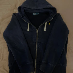 Mörkblå Ralph Lauren Zip - Säljer min killes mörkblåa Ralph Lauren Zip då han inte använder den.  Inga defekter på zippen.  Stl M men passar även S,passar alla årstider👼🤍 Köpt här på plick. Pris kan diskuteras vid snabb affär. Hör av er vid mer info. Original pris-ca 2000kr🤍👼 