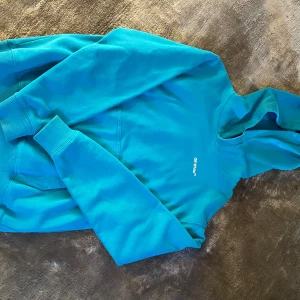 Off-White hoddie - Blå Off-White hoddie storlek 12 år. Mycket fint skick! 