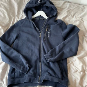 Sail Racing tröja  - Säljer denna snygga sail racing zip tröjan då den inte kommer till användning. Skick 9/10 inte använd så mycket. Skriv vid funderingar✍️