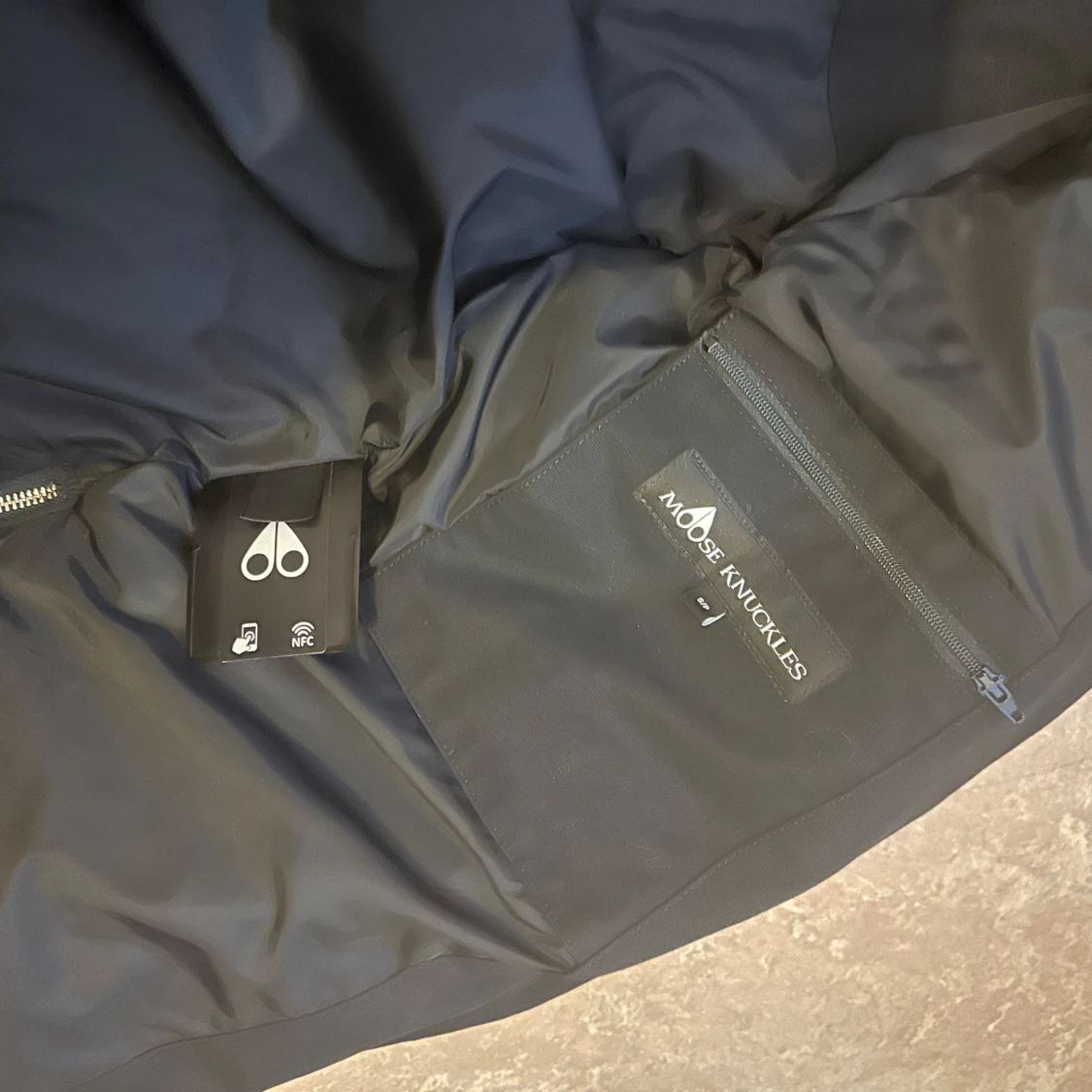 Svart dunjacka från Moose Knuckles - 4