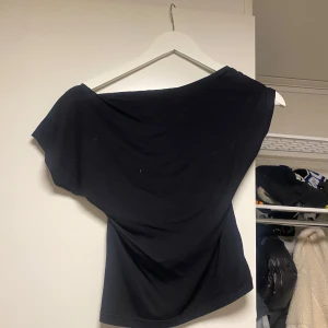 Svart T-shirt med öppen rygg - Svart superfin T-shirt med öppen rygg från SHEIN.