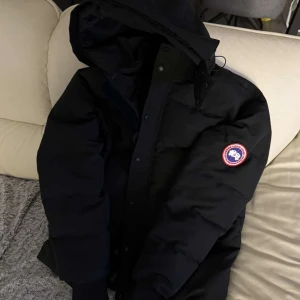 CANADA GOOSE - Hej säljer vinter jacka canada gosse skick 10/10 helt ny kommer med päls nummret på jackan är s men den passar m 