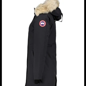 Canada goose - Säljer en Canada goose, modell Victoria parka i storlek xxs. Jag köpte den från plick och har aldrig använt den men tjejen jag köpt sv har använt den och den har några skador men de är osynliga och jag har sytt de så de inte synns💕 den hade skador på armen, längst ner vid öppningen där bak och npgra millimeter på fickan men allt är sytt ihop. Jackan är lite sliten här & där men det synns inte jätte mycket💕visae bilderna privat