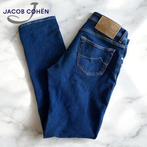 Jacob Cohen jeans - Riktigt snygga Jacob cohën i modellen bard slim fit med en riktig snygg guldpläterad mittenknapp | skick 10/10 | nypris 5299 vid snabb affär 1449