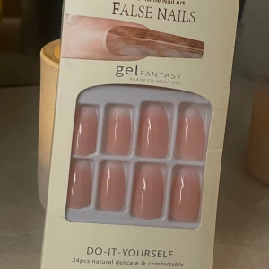 Press on naglar - Nya press on naglar ombre aldrig använda.🌸