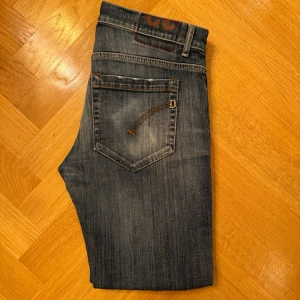 Dondup George Jeans - Blå Dondup George Jeans i toppskick Storlek: 32 Mått: 91cm långa, 38cm midja (sida till sida)