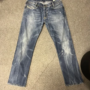 VINTAGE DIESEL JEANS - Säljer dessa tvärfeta vintagediesel jeans i storlek 32/32. Hör av dig vid ytterligare frågor!
