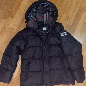 Burberry vinterjacka - En fin och tjock Burberry vinterjacka passa på köp nu när vintern börja närma sig storlek S passar M också. Kan går ner vid snabb affär!