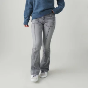 Gina Pleated Flare Jeans - Jag säljer jätte snyggt jeans från Gina Tricot, i storlek 164🤍 Dom är tyvärr lite för kort för mig. har aldrig använt, i helt nystyck.🤍